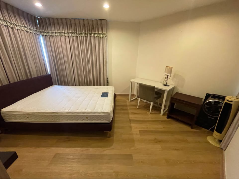 Spacious 3-bedroom condo at Sathorn Gardens. 230 sqm, high floor, near BTS Chong Nonsi. Rent 85,000 THB/month. Fully furnished with luxury facilities.