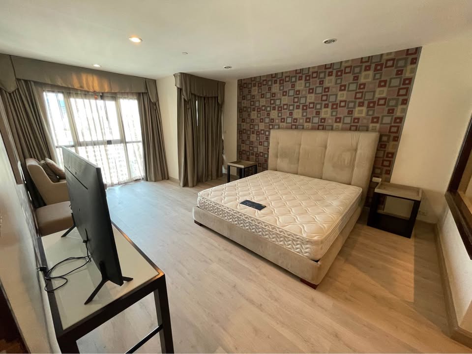 Spacious 3-bedroom condo at Sathorn Gardens. 230 sqm, high floor, near BTS Chong Nonsi. Rent 85,000 THB/month. Fully furnished with luxury facilities.