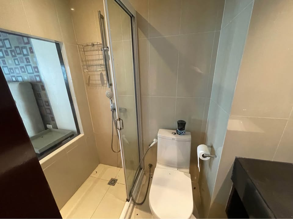 Spacious 3-bedroom condo at Sathorn Gardens. 230 sqm, high floor, near BTS Chong Nonsi. Rent 85,000 THB/month. Fully furnished with luxury facilities.