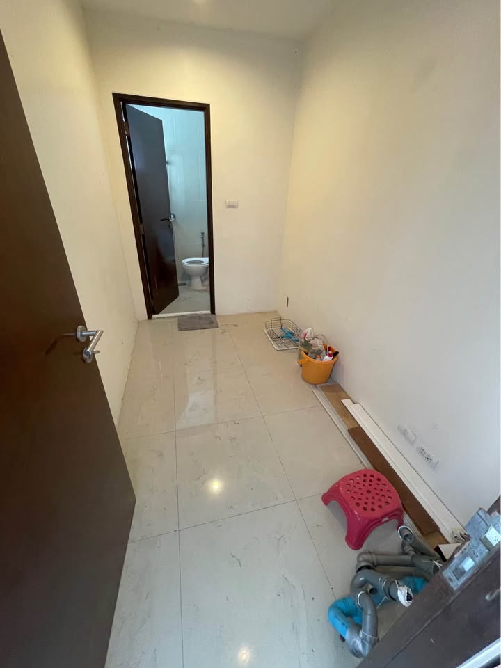 Spacious 3-bedroom condo at Sathorn Gardens. 230 sqm, high floor, near BTS Chong Nonsi. Rent 85,000 THB/month. Fully furnished with luxury facilities.