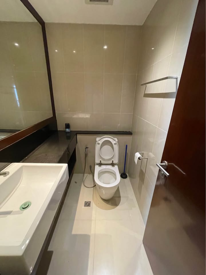 Spacious 3-bedroom condo at Sathorn Gardens. 230 sqm, high floor, near BTS Chong Nonsi. Rent 85,000 THB/month. Fully furnished with luxury facilities.
