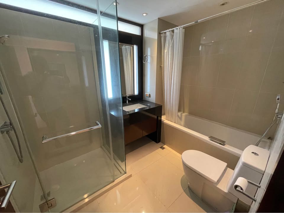 Spacious 3-bedroom condo at Sathorn Gardens. 230 sqm, high floor, near BTS Chong Nonsi. Rent 85,000 THB/month. Fully furnished with luxury facilities.