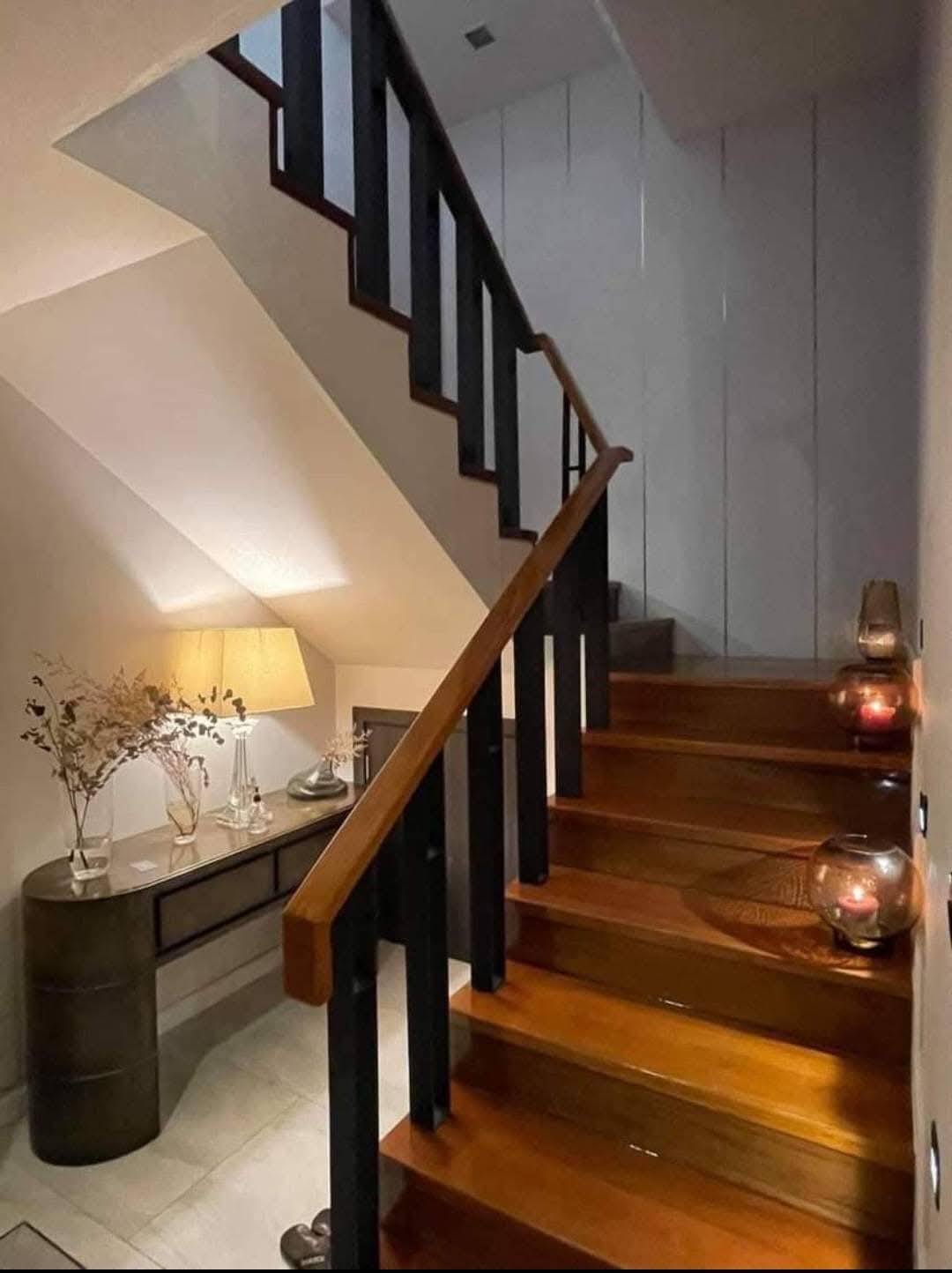 Luxury 4-bedroom townhome at Quarter 31, 425 sqm, pet-friendly with private lift and 4 parking spots. Rent 280,000 THB/month near BTS Phrom Phong.