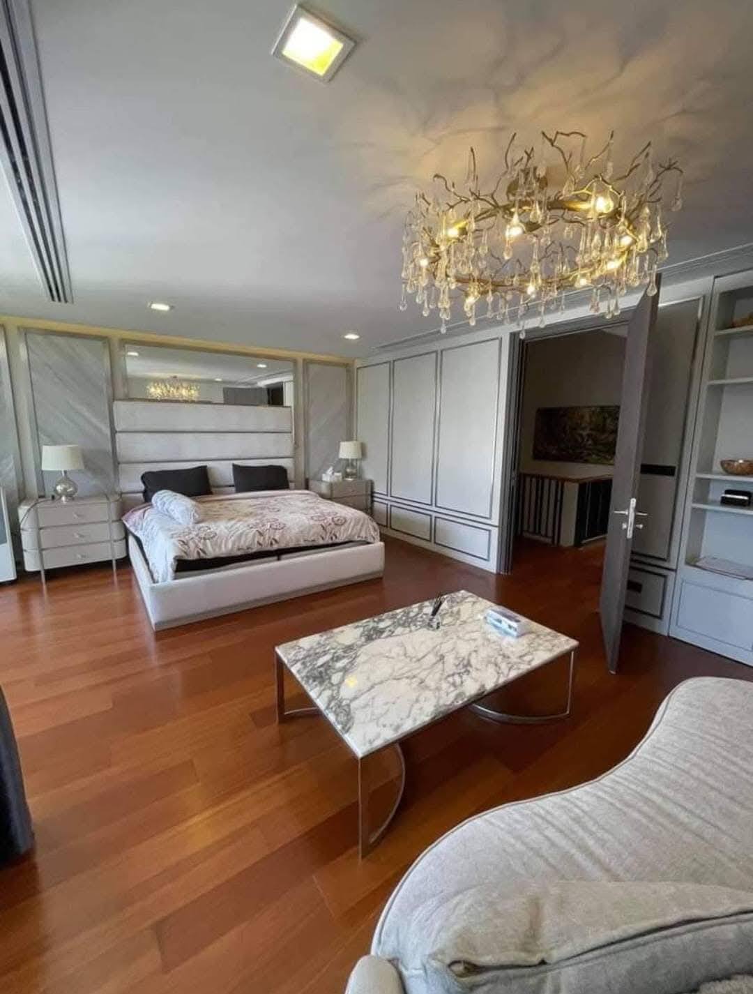 Luxury 4-bedroom townhome at Quarter 31, 425 sqm, pet-friendly with private lift and 4 parking spots. Rent 280,000 THB/month near BTS Phrom Phong.