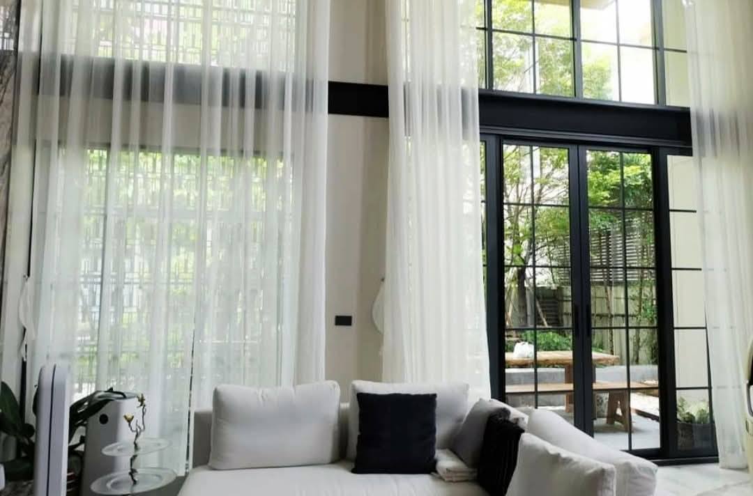 Luxury 4-bedroom townhome at Quarter 31, 425 sqm, pet-friendly with private lift and 4 parking spots. Rent 280,000 THB/month near BTS Phrom Phong.