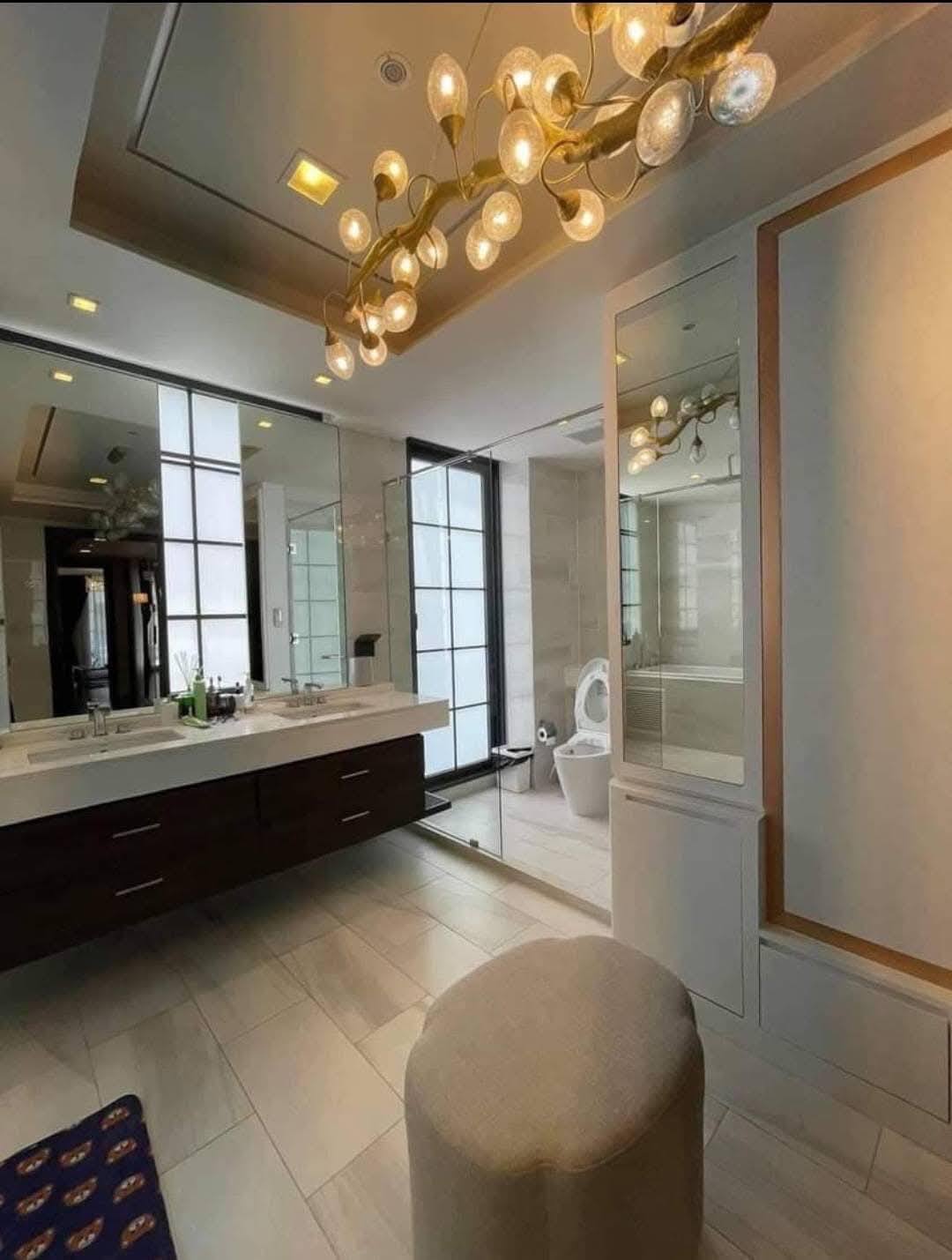 Luxury 4-bedroom townhome at Quarter 31, 425 sqm, pet-friendly with private lift and 4 parking spots. Rent 280,000 THB/month near BTS Phrom Phong.