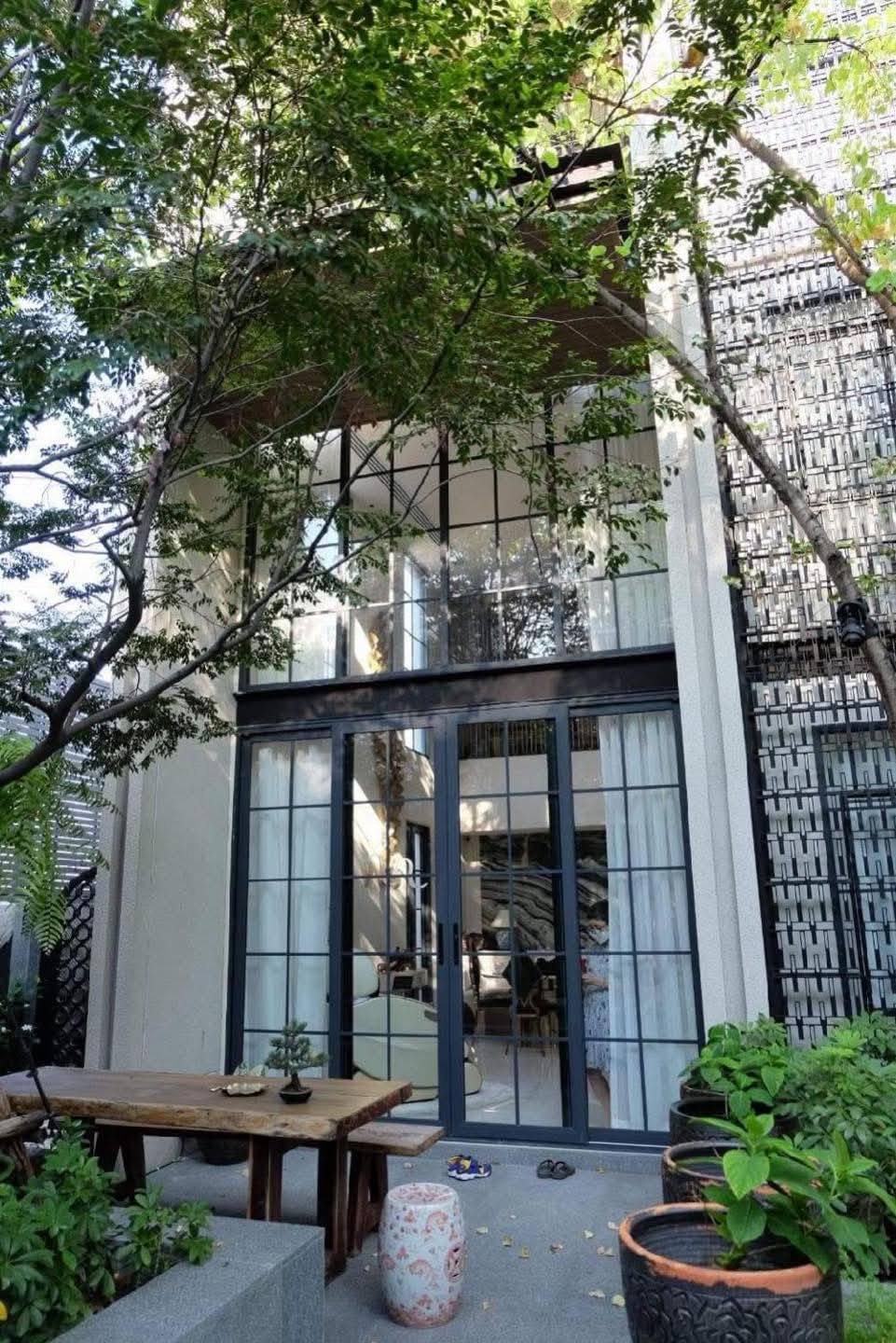Luxury 4-bedroom townhome at Quarter 31, 425 sqm, pet-friendly with private lift and 4 parking spots. Rent 280,000 THB/month near BTS Phrom Phong.