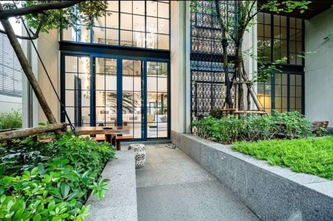 Luxury 4-bedroom townhome at Quarter 31, 425 sqm, pet-friendly with private lift and 4 parking spots. Rent 280,000 THB/month near BTS Phrom Phong.