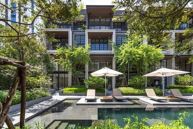 Luxury 4-bedroom townhome at Quarter 31, 425 sqm, pet-friendly with private lift and 4 parking spots. Rent 280,000 THB/month near BTS Phrom Phong.