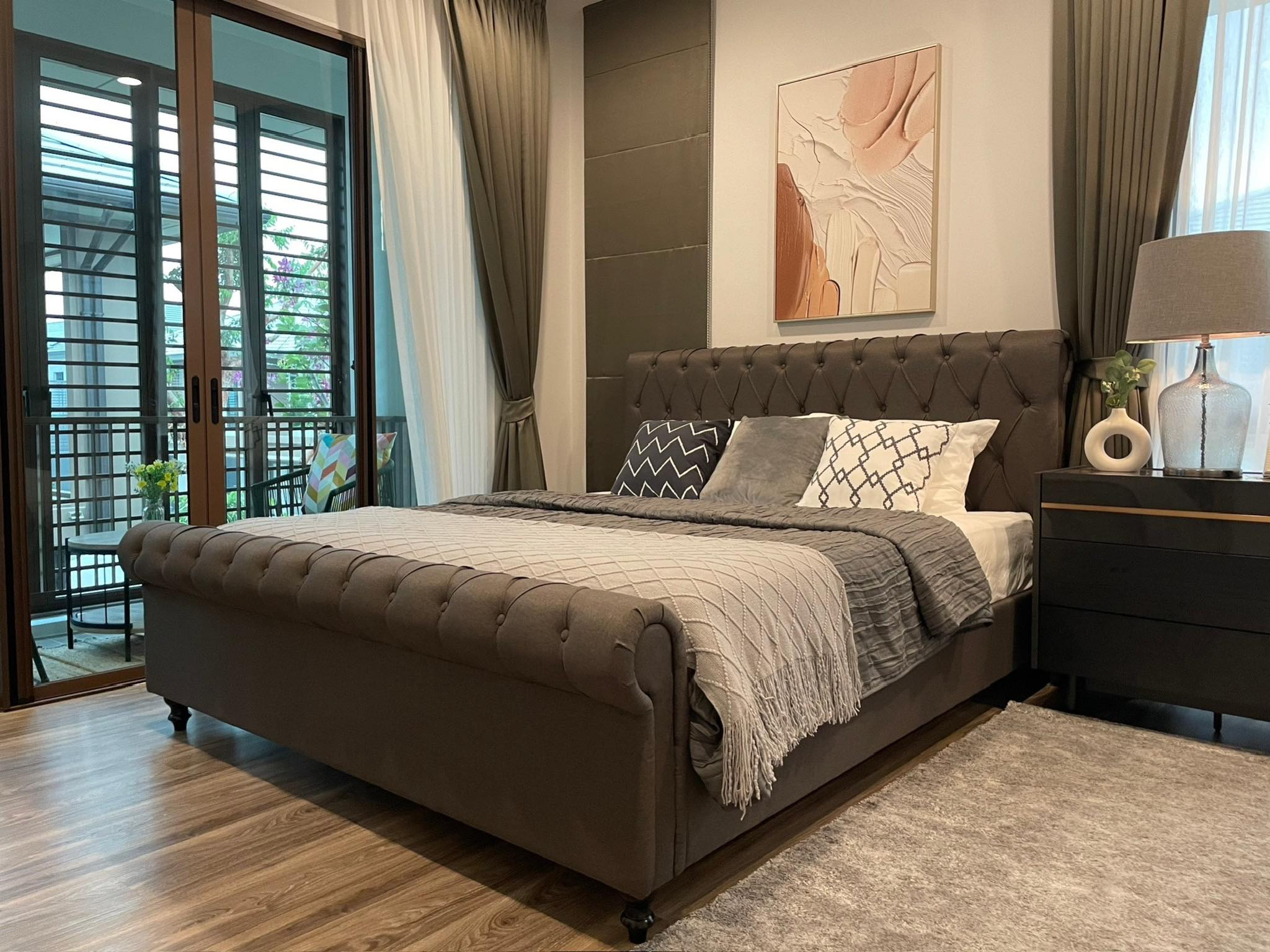4-bedroom house at Burasiri Krungthep Kreetha, 56 sq.w, fully furnished near Brighton International School. Rent 130,000 THB/month.