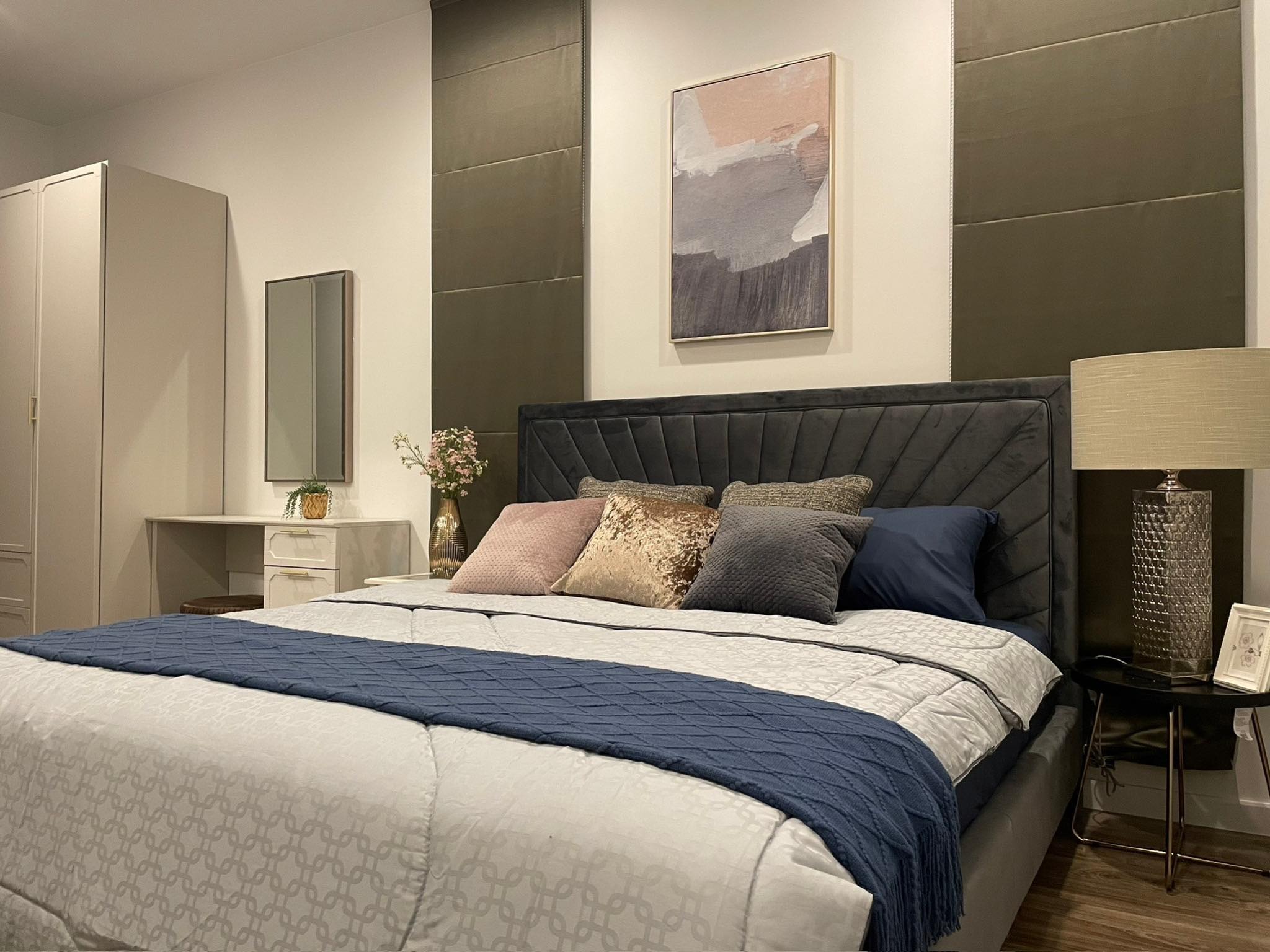 4-bedroom house at Burasiri Krungthep Kreetha, 56 sq.w, fully furnished near Brighton International School. Rent 130,000 THB/month.