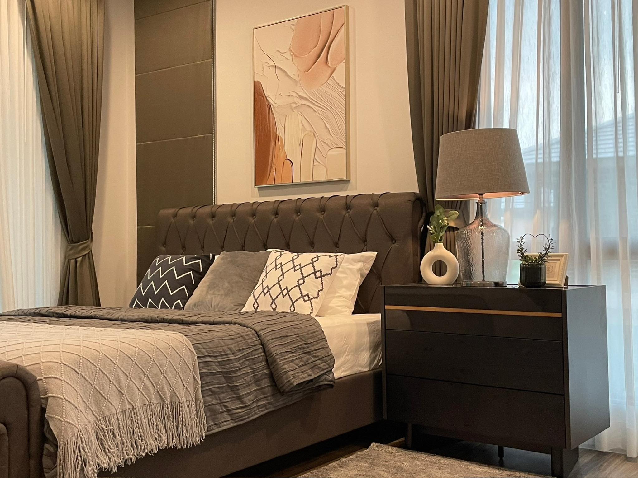 4-bedroom house at Burasiri Krungthep Kreetha, 56 sq.w, fully furnished near Brighton International School. Rent 130,000 THB/month.