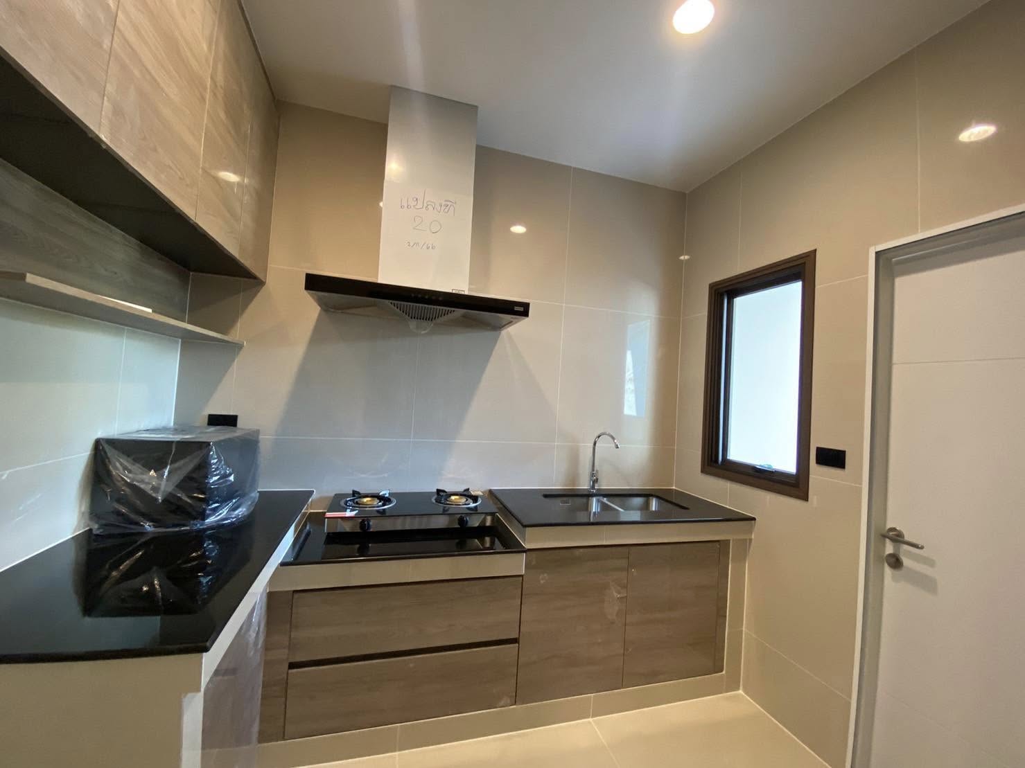 4-bedroom house at Burasiri Krungthep Kreetha, 56 sq.w, fully furnished near Brighton International School. Rent 130,000 THB/month.