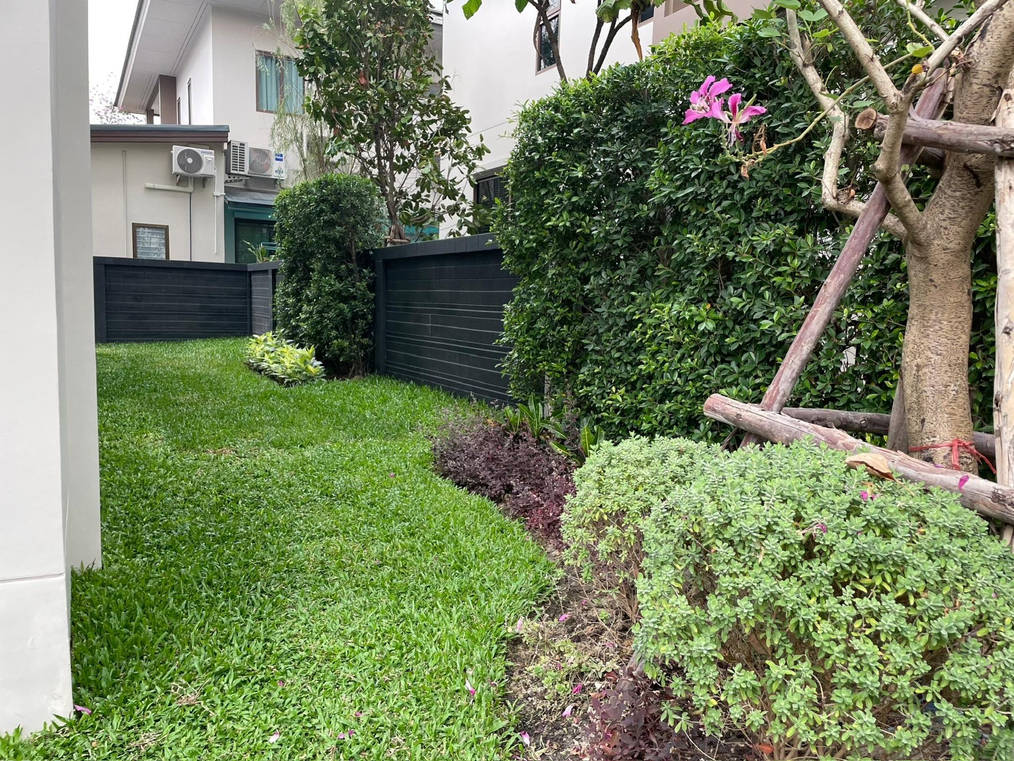 4-bedroom house at Burasiri Krungthep Kreetha, 56 sq.w, fully furnished near Brighton International School. Rent 130,000 THB/month.