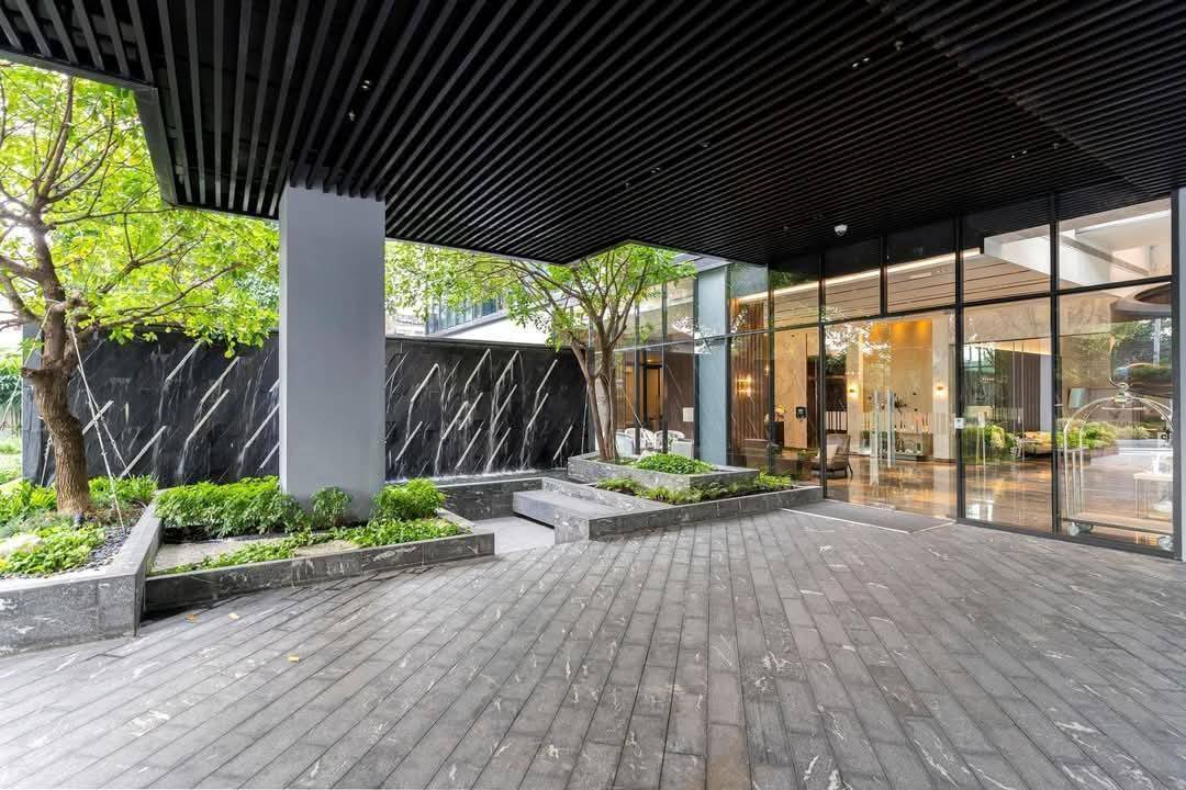 2-Bedrooms 2-Bathrooms 75 sqm Condo at Siamese Exclusive Queens for Rent 80,000 THB/Month. Fully furnished luxury unit near MRT Queen Sirikit Station.