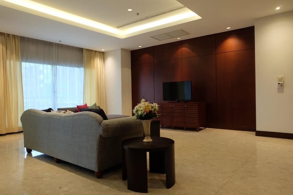 3-Bedrooms 4-Bathrooms 220 sqm Condo at Royal Residence Park for Rent 150,000 THB/Month. Luxury residence with U.S. Embassy view near Lumphini Park.