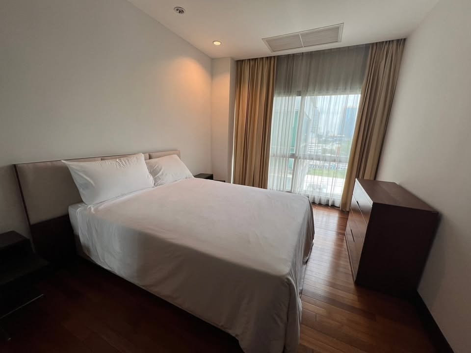 3-Bedrooms 4-Bathrooms 220 sqm Condo at Royal Residence Park for Rent 150,000 THB/Month. Luxury residence with U.S. Embassy view near Lumphini Park.