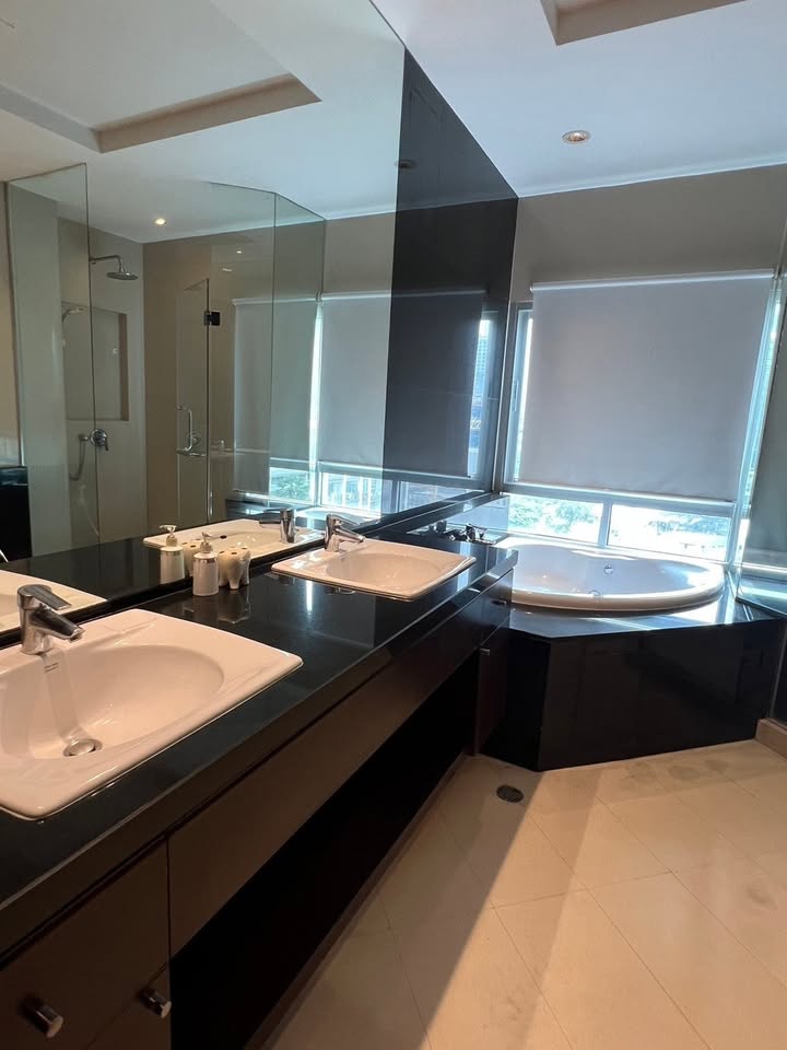 3-Bedrooms 4-Bathrooms 220 sqm Condo at Royal Residence Park for Rent 150,000 THB/Month. Luxury residence with U.S. Embassy view near Lumphini Park.
