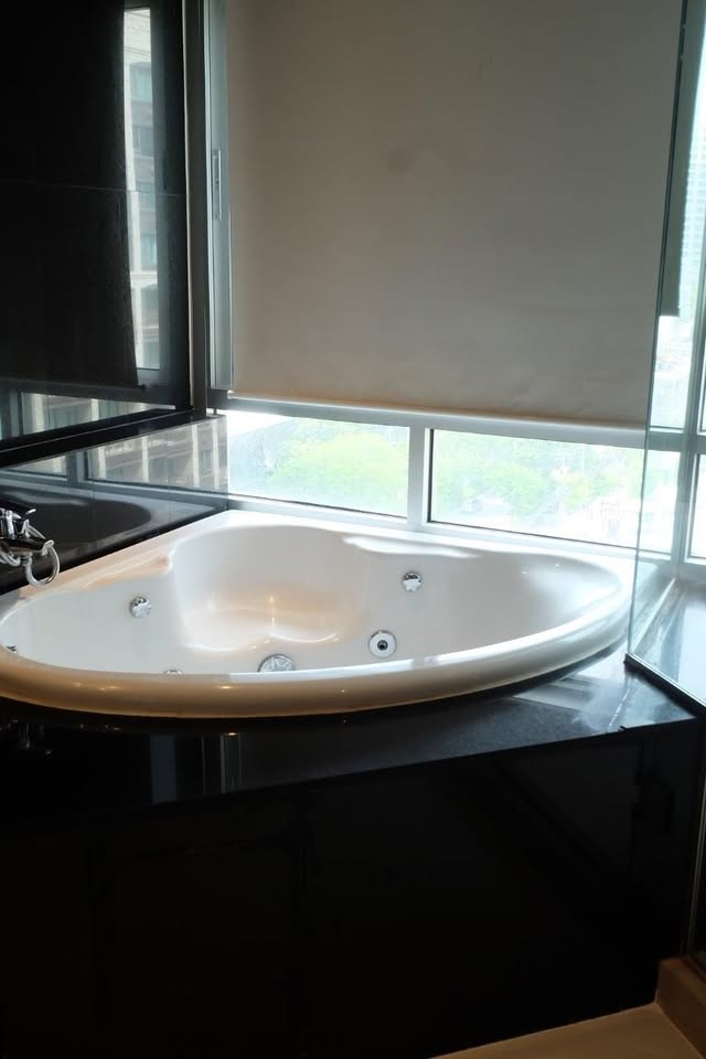 3-Bedrooms 4-Bathrooms 220 sqm Condo at Royal Residence Park for Rent 150,000 THB/Month. Luxury residence with U.S. Embassy view near Lumphini Park.