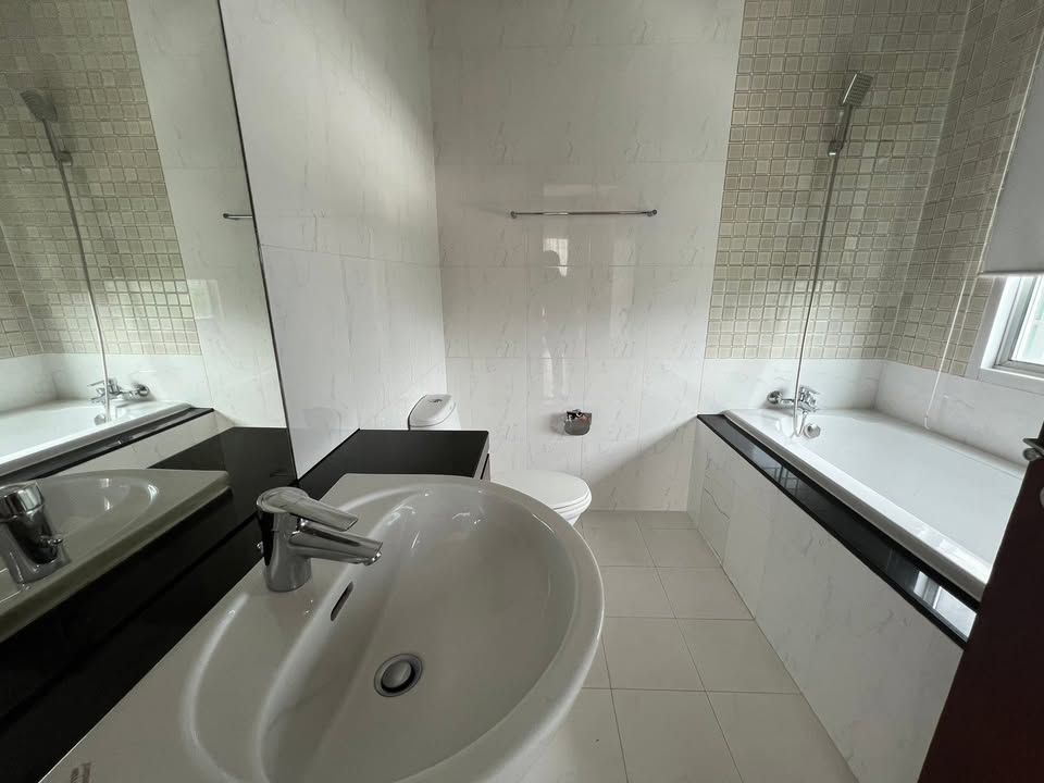 3-Bedrooms 4-Bathrooms 220 sqm Condo at Royal Residence Park for Rent 150,000 THB/Month. Luxury residence with U.S. Embassy view near Lumphini Park.