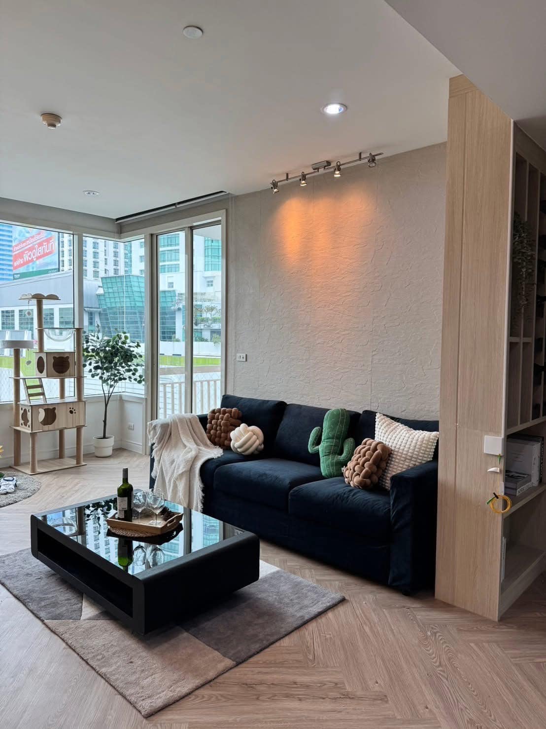 Pet-friendly 2-bedroom condo at Manhattan Chidlom for sale 10.5M THB. Near BTS Chidlom, Central Chidlom, Central World. Unblocked city view.