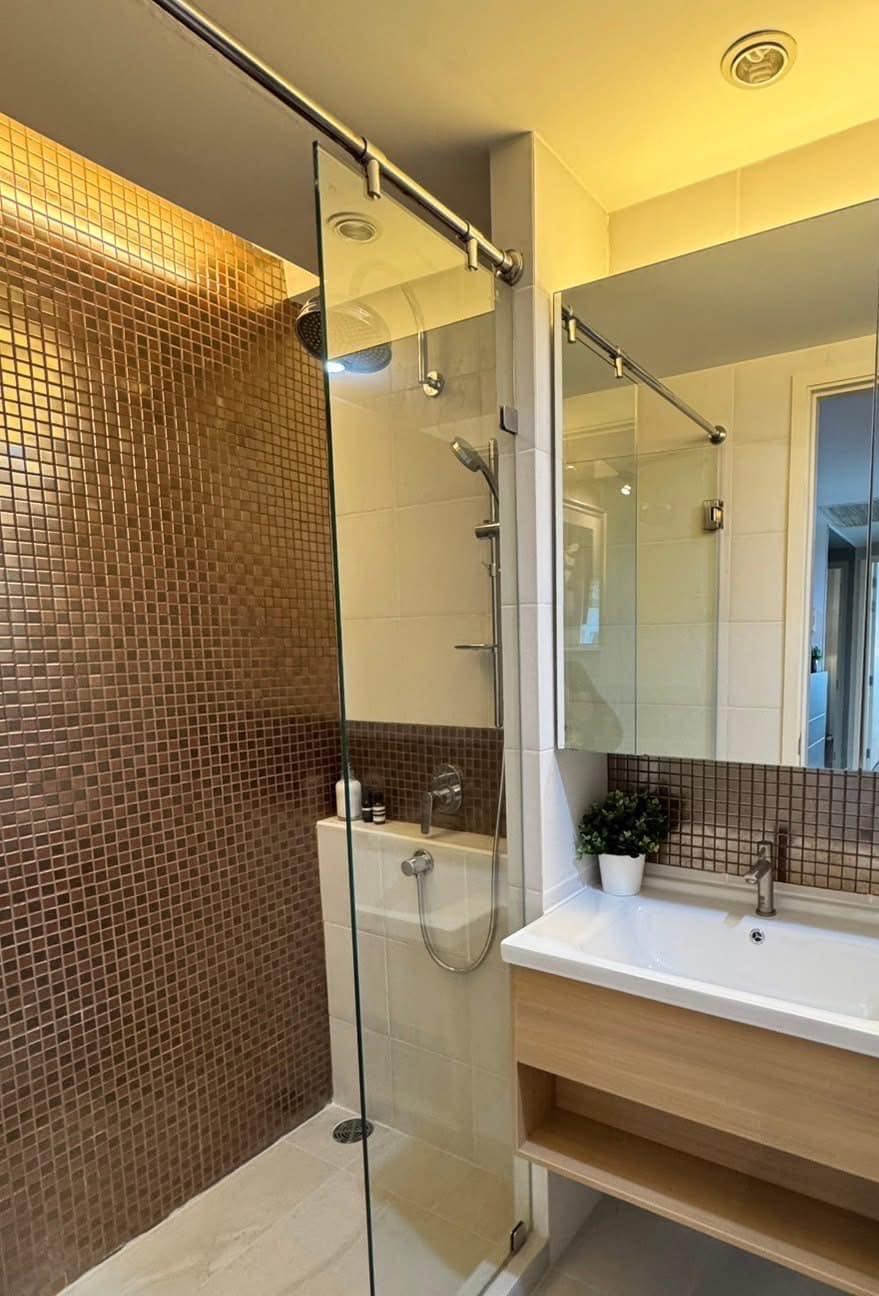 Pet-friendly 2-bedroom condo at Manhattan Chidlom for sale 10.5M THB. Near BTS Chidlom, Central Chidlom, Central World. Unblocked city view.