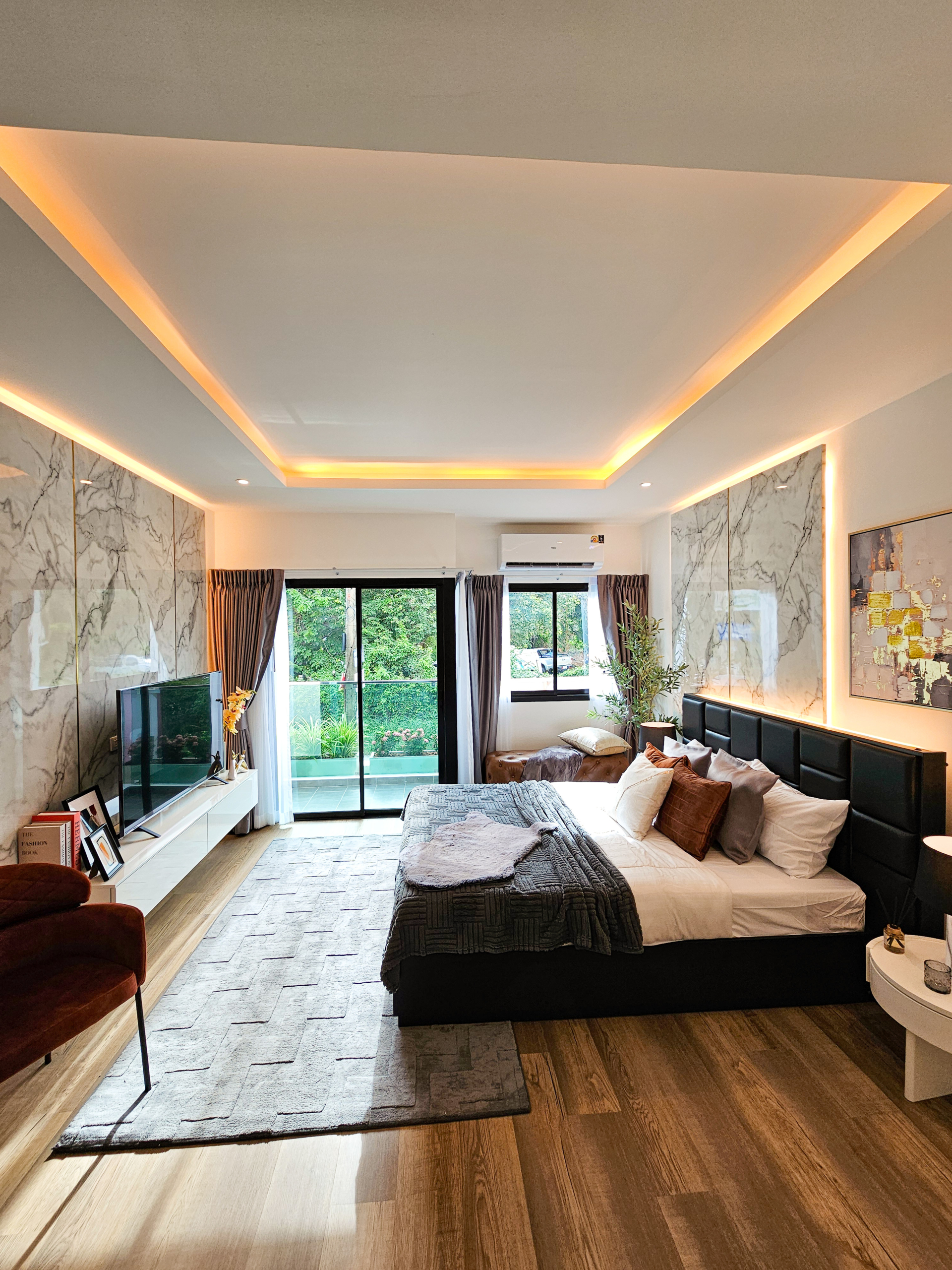 Luxury studio 30.15 SQM at Siam Oriental Oasis for sale 4.11M THB. Prime Pratumnak Hill location, pool, sauna, gym. Great for living or investment!