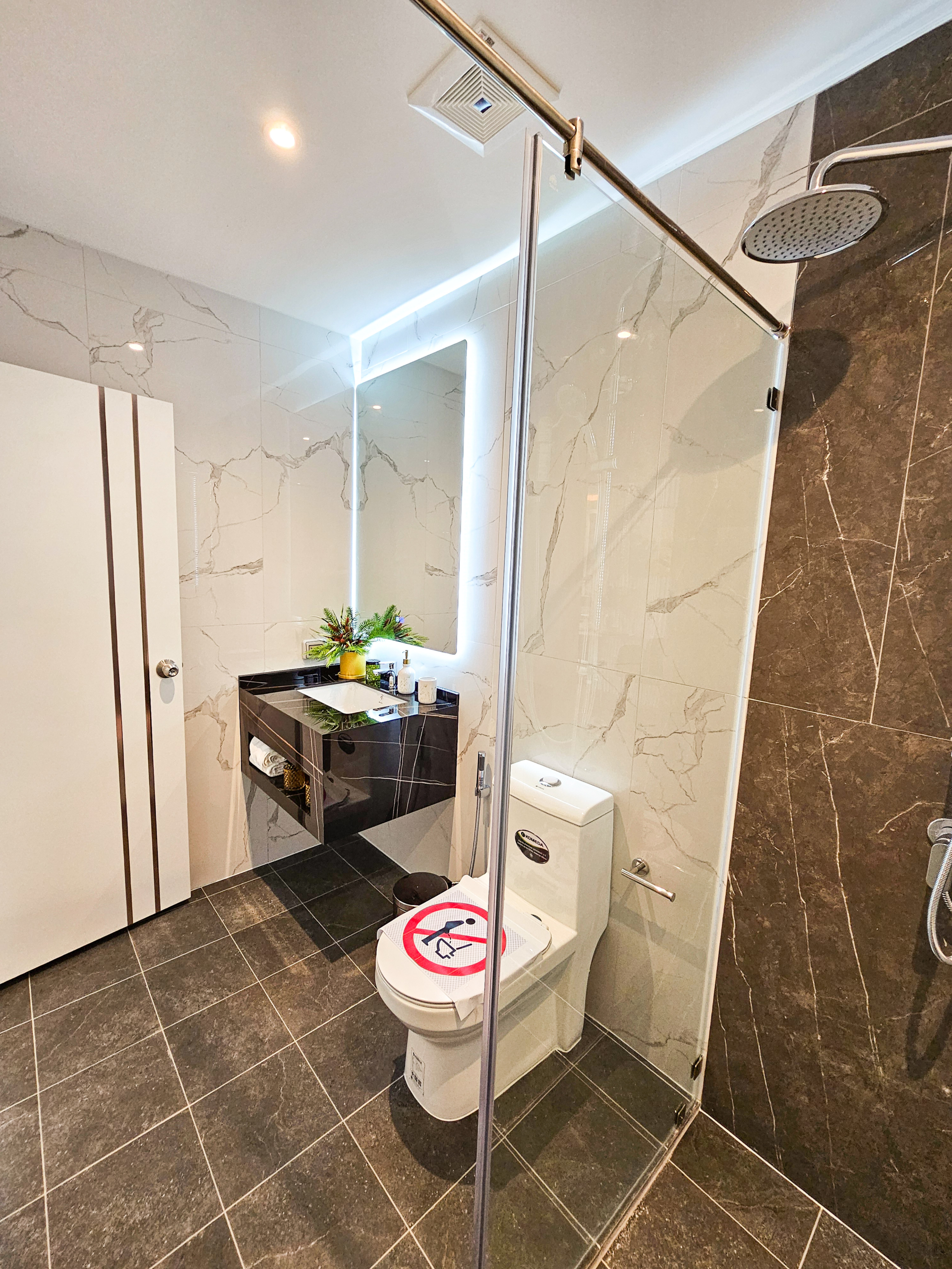 Luxury studio 30.15 SQM at Siam Oriental Oasis for sale 4.11M THB. Prime Pratumnak Hill location, pool, sauna, gym. Great for living or investment!