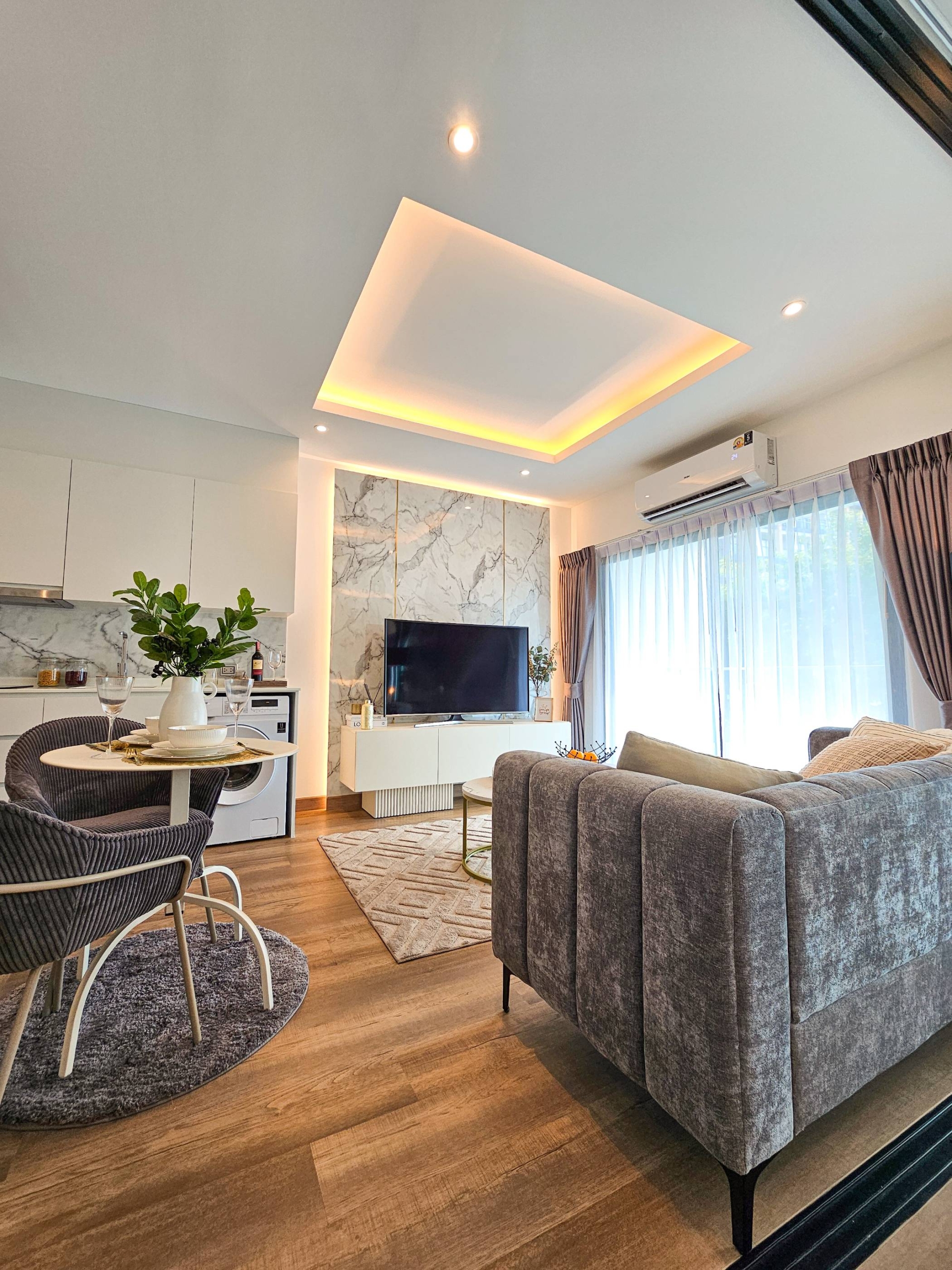 Luxury 1-bedroom 48.22 SQM condo at Siam Oriental Oasis for sale 6.06M THB. Prime Pratumnak Hill location, pool, sauna, gym. Great for living or investment!
