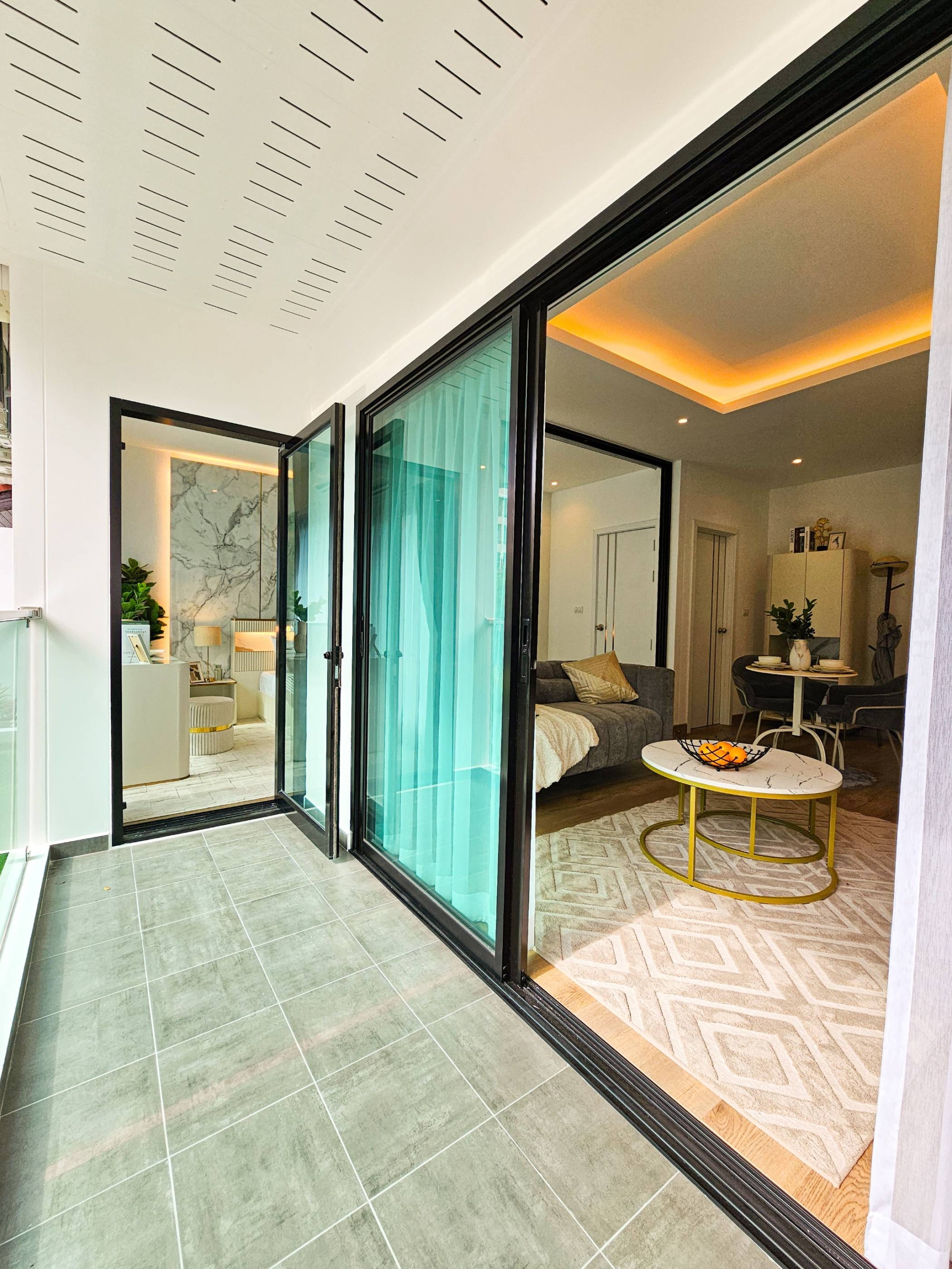 Luxury 1-bedroom 48.22 SQM condo at Siam Oriental Oasis for sale 6.06M THB. Prime Pratumnak Hill location, pool, sauna, gym. Great for living or investment!
