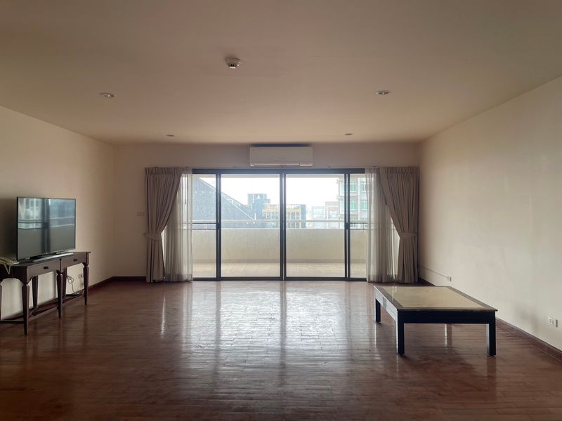 4-Bedroom, 2-Bathroom Condo for Rent at Tower Park Condominium, 260 sqm, ฿110,000/month, Fully Furnished, Near BTS Nana & MRT Petchaburi, Luxury Living in Sukhumvit, Bangkok.