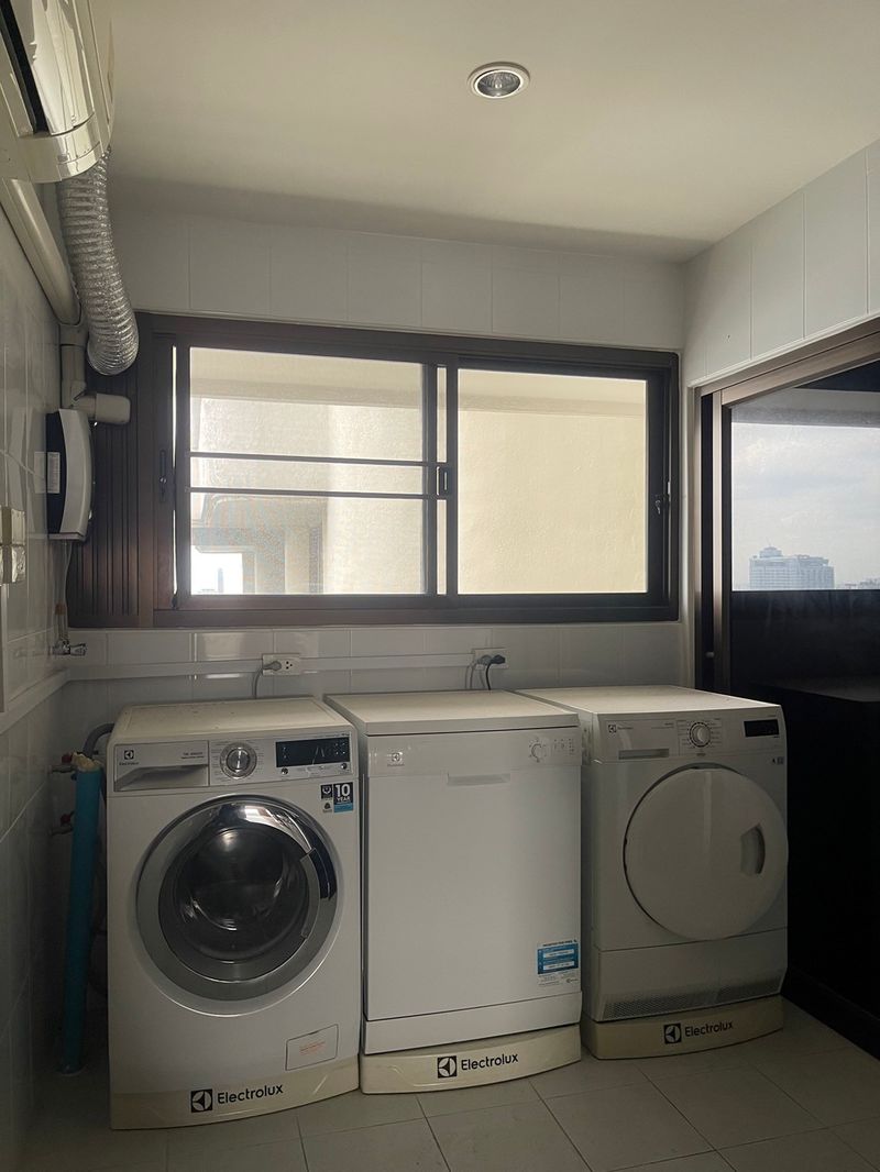 4-Bedroom, 2-Bathroom Condo for Rent at Tower Park Condominium, 260 sqm, ฿110,000/month, Fully Furnished, Near BTS Nana & MRT Petchaburi, Luxury Living in Sukhumvit, Bangkok.