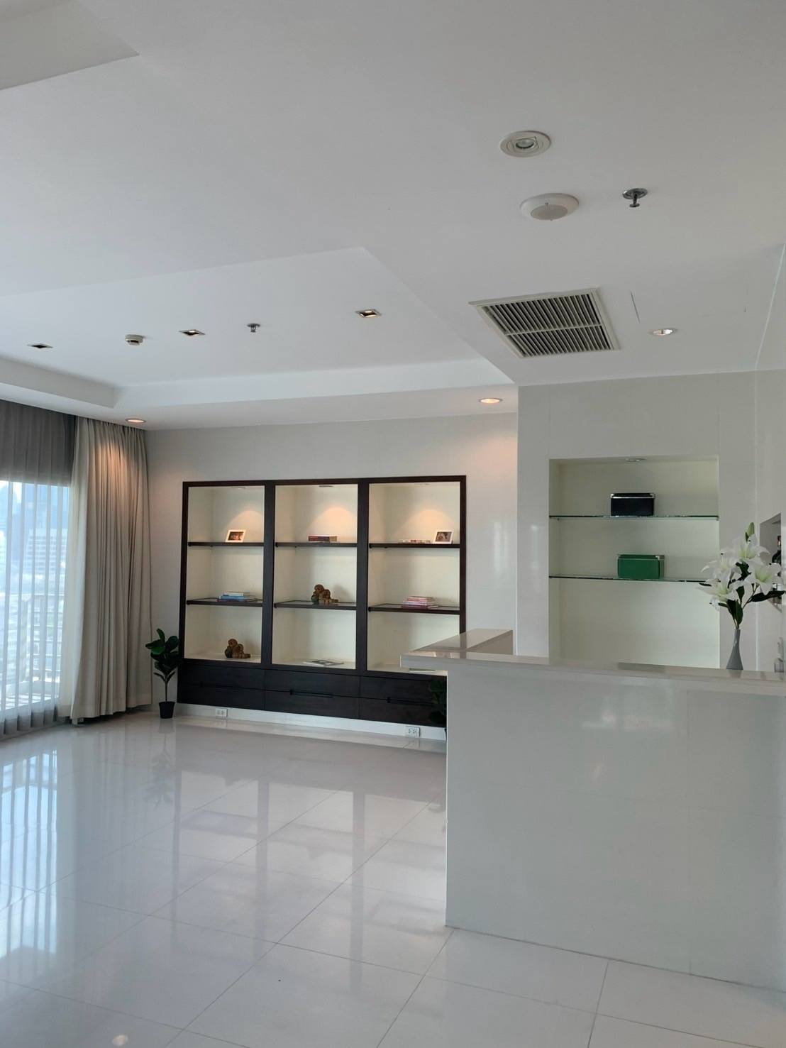 5-Bed, 4-Bath, 385 sqm Duplex Penthouse at Royal Residence Park for Rent near Lumphini MRT, 250,000 THB/month
