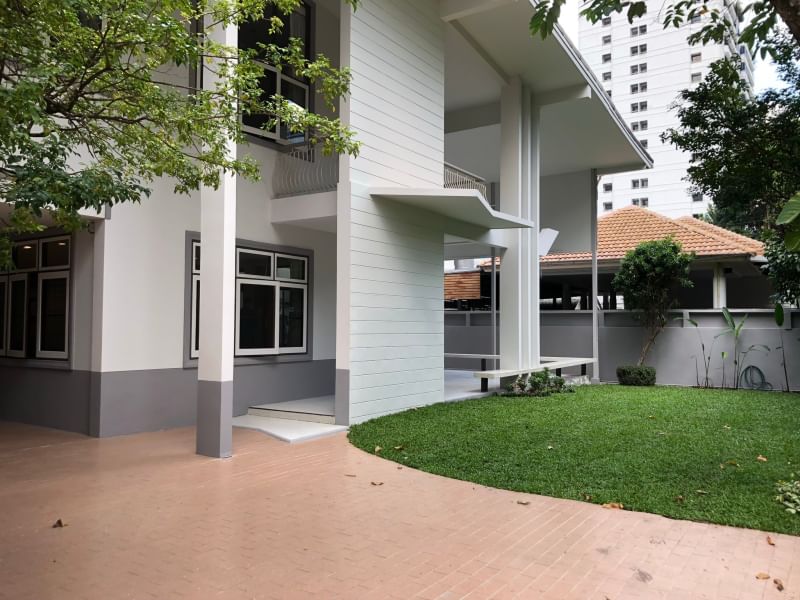 Spacious 3-bedroom house with a study, maid’s room, and 380 sqm of living space. Prime location, ideal for families. For rent at 150,000 THB/month.