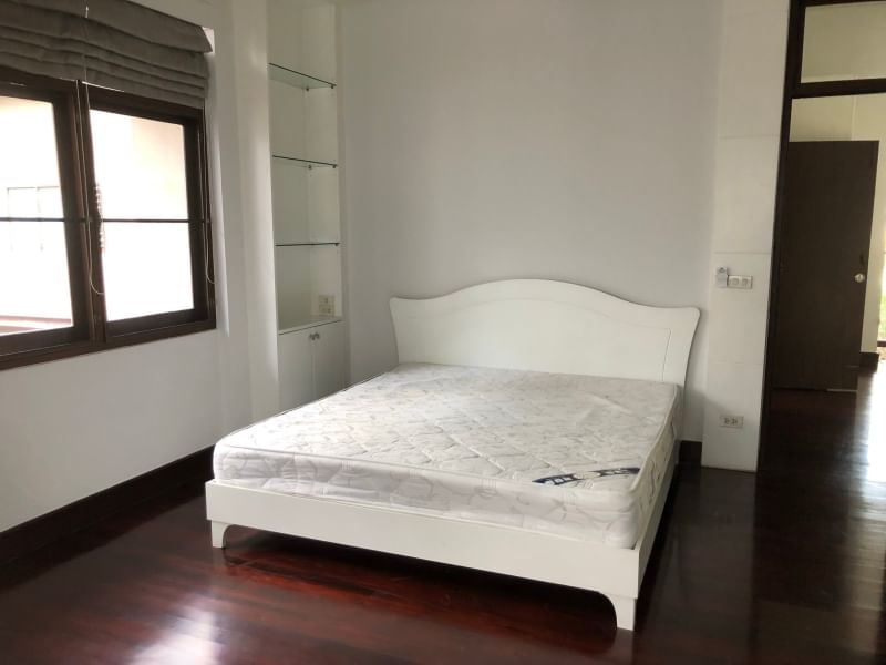 Spacious 3-bedroom house with a study, maid’s room, and 380 sqm of living space. Prime location, ideal for families. For rent at 150,000 THB/month.