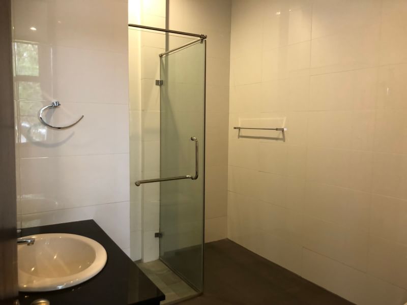 Spacious 3-bedroom house with a study, maid’s room, and 380 sqm of living space. Prime location, ideal for families. For rent at 150,000 THB/month.