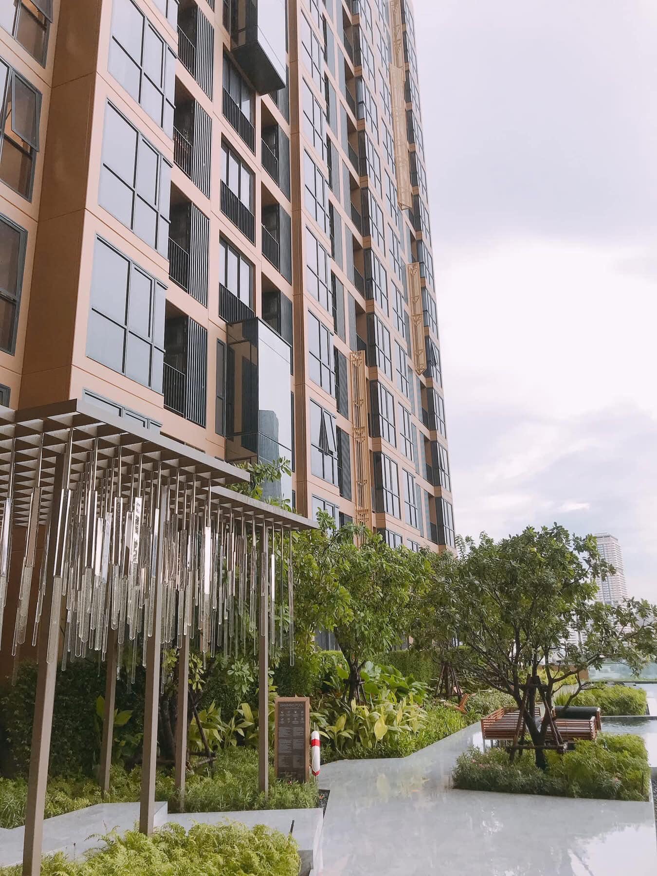 1-bedroom, 27 sqm condo at OKA HAUS Sukhumvit 36 for rent at 22,000 THB/month. High-floor unit with great privacy, free shuttle to BTS Thong Lo.