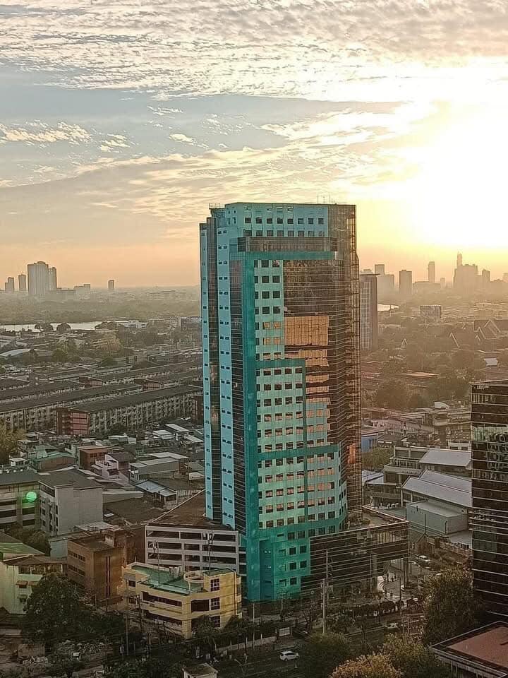 1-bedroom, 27 sqm condo at OKA HAUS Sukhumvit 36 for rent at 22,000 THB/month. High-floor unit with great privacy, free shuttle to BTS Thong Lo.