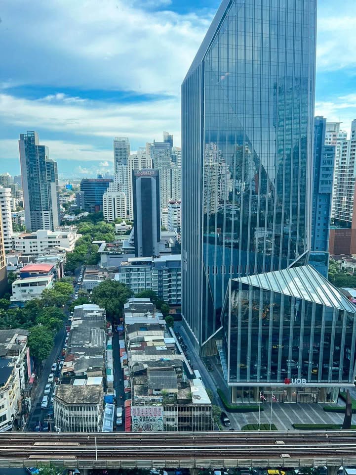 Spacious living area of luxury 3-bedroom condo at Marque Sukhumvit 39 with panoramic city view and high-end interior design