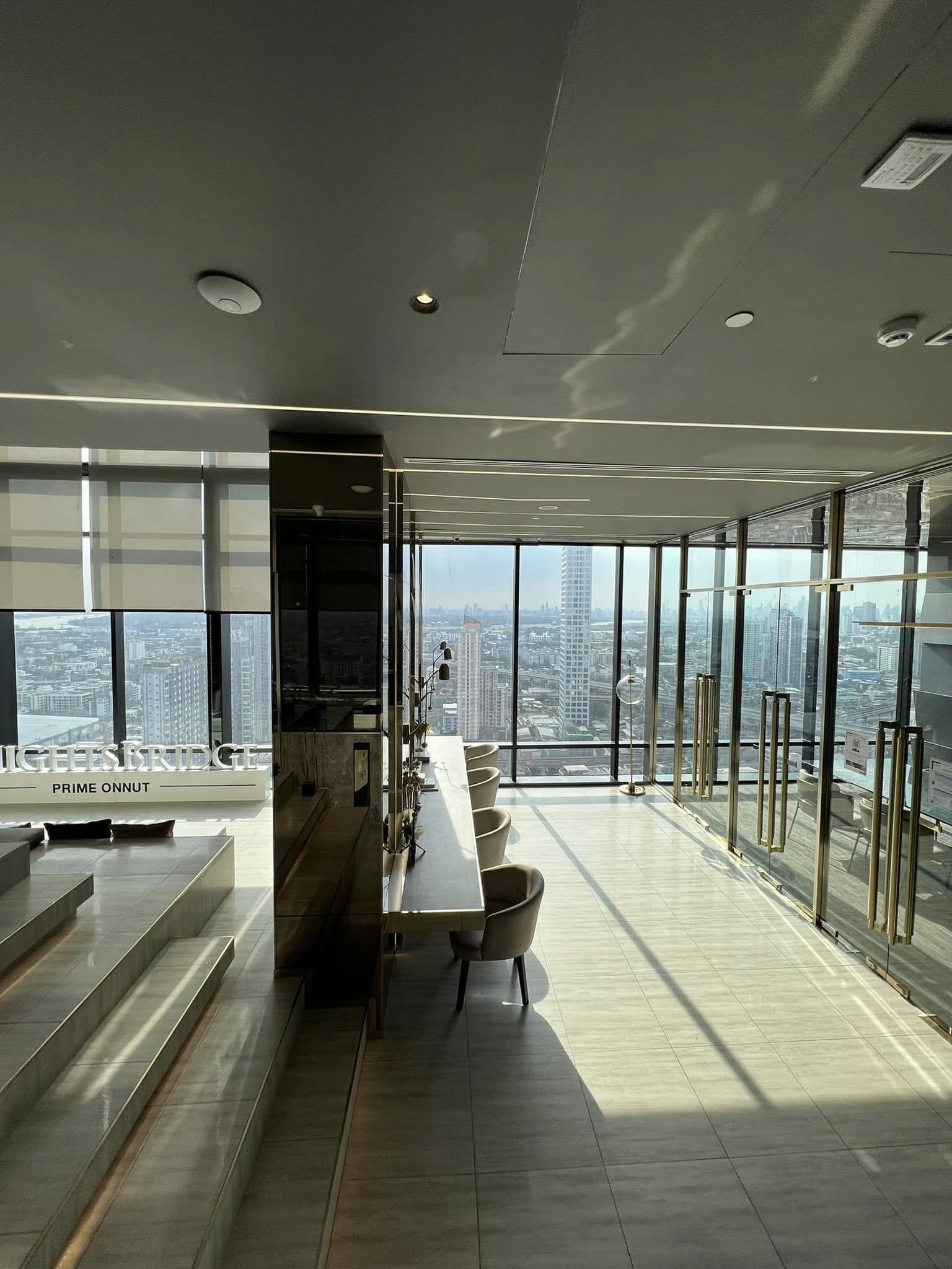 1-bedroom, 27 sqm condo at Knightsbridge Prime Onnut for rent at 21,000 THB/month. High-floor unit with a river view, free shuttle to BTS On Nut, luxury facilities.