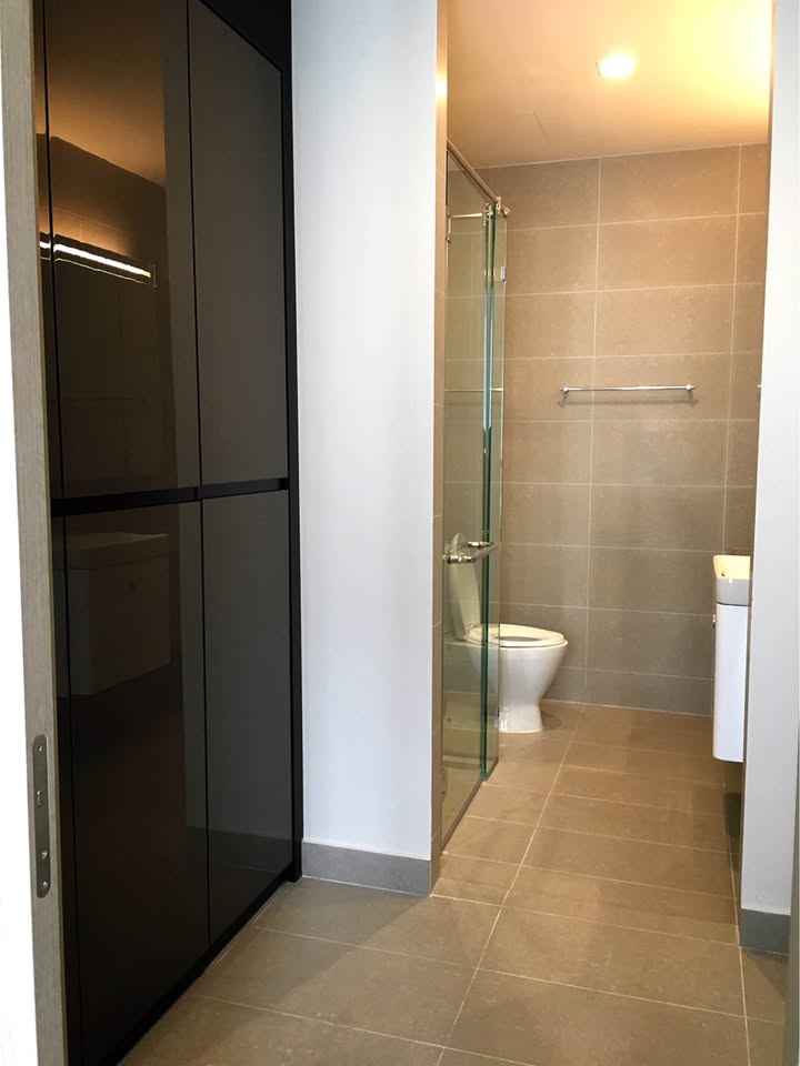 Modern 1-bed condo at Noble Ploenchit, 47 sq.m, garden view, private lift access. Located near BTS Ploenchit. Fully equipped and ready to move in.