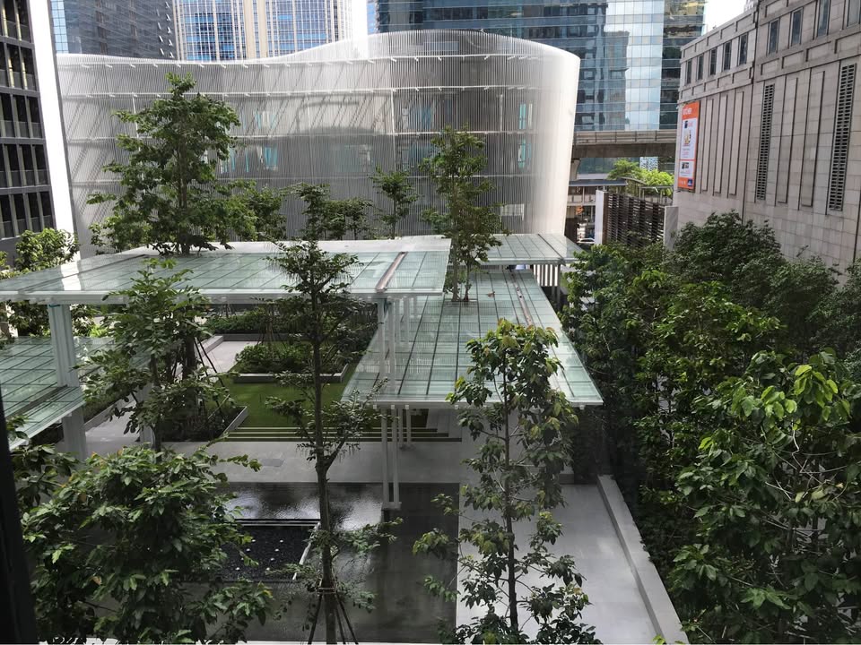 Modern 1-bed condo at Noble Ploenchit, 47 sq.m, garden view, private lift access. Located near BTS Ploenchit. Fully equipped and ready to move in.