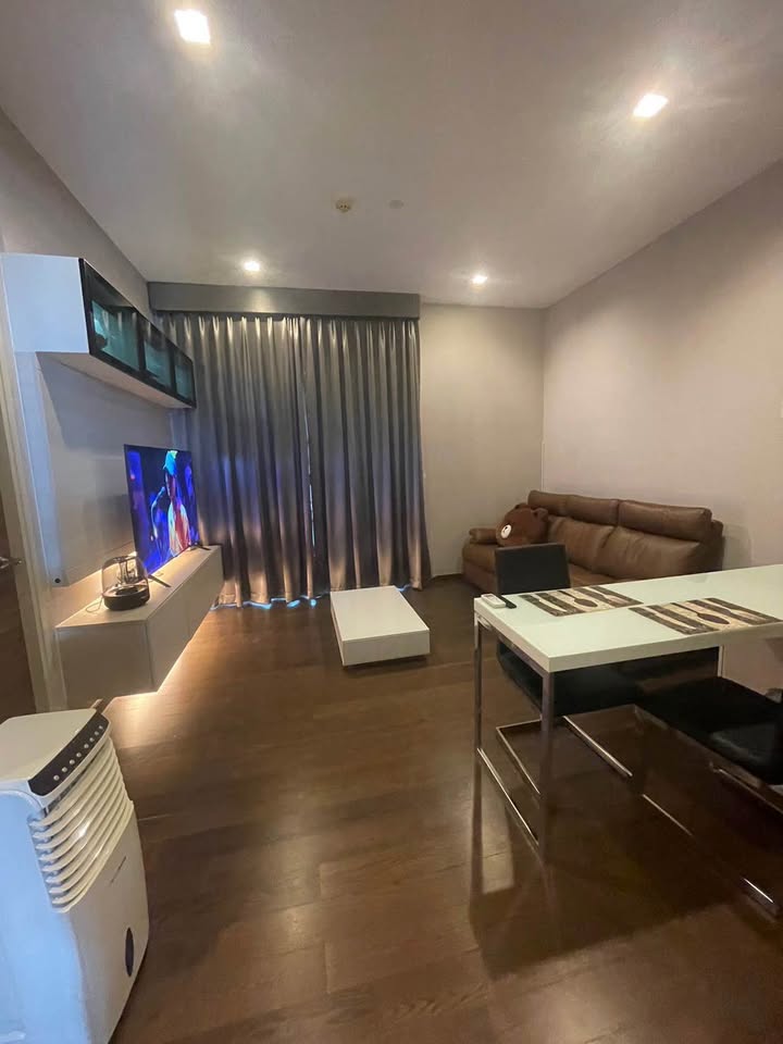 1-bed 1-bath 45 sqm condo on 35th floor at Q Asoke. Prime location near MRT. Tenanted until Apr 2026. For sale at 8MB. High-rise, fully furnished unit.