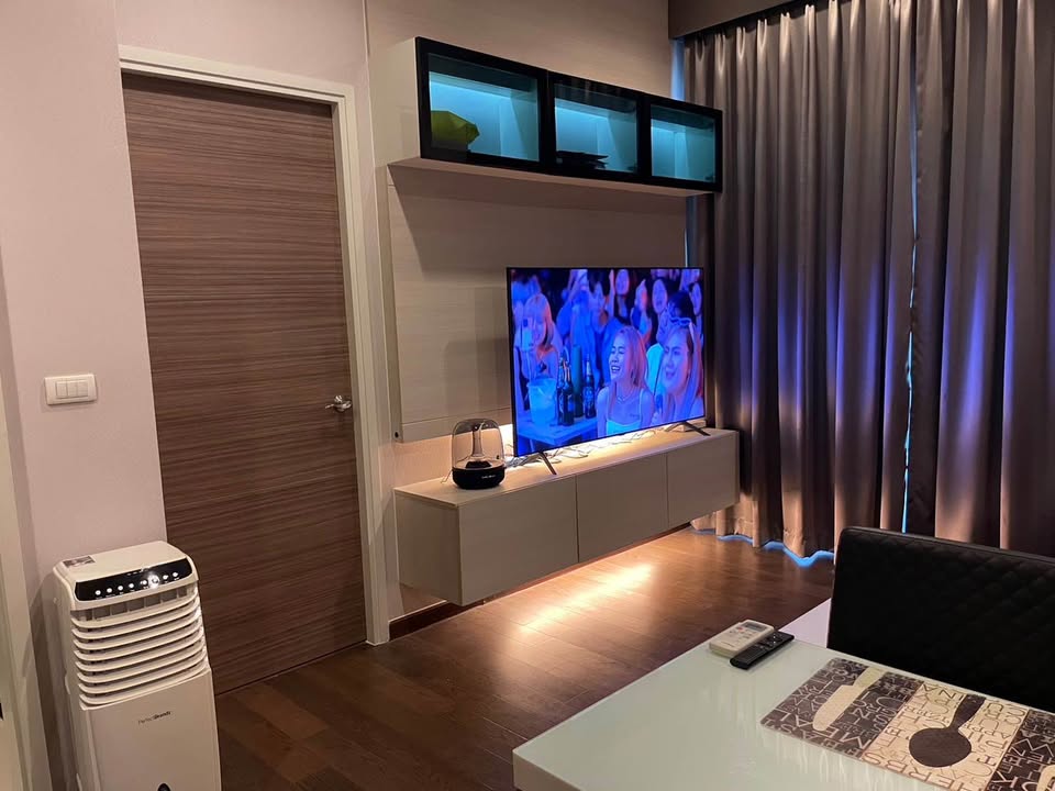1-bed 1-bath 45 sqm condo on 35th floor at Q Asoke. Prime location near MRT. Tenanted until Apr 2026. For sale at 8MB. High-rise, fully furnished unit.
