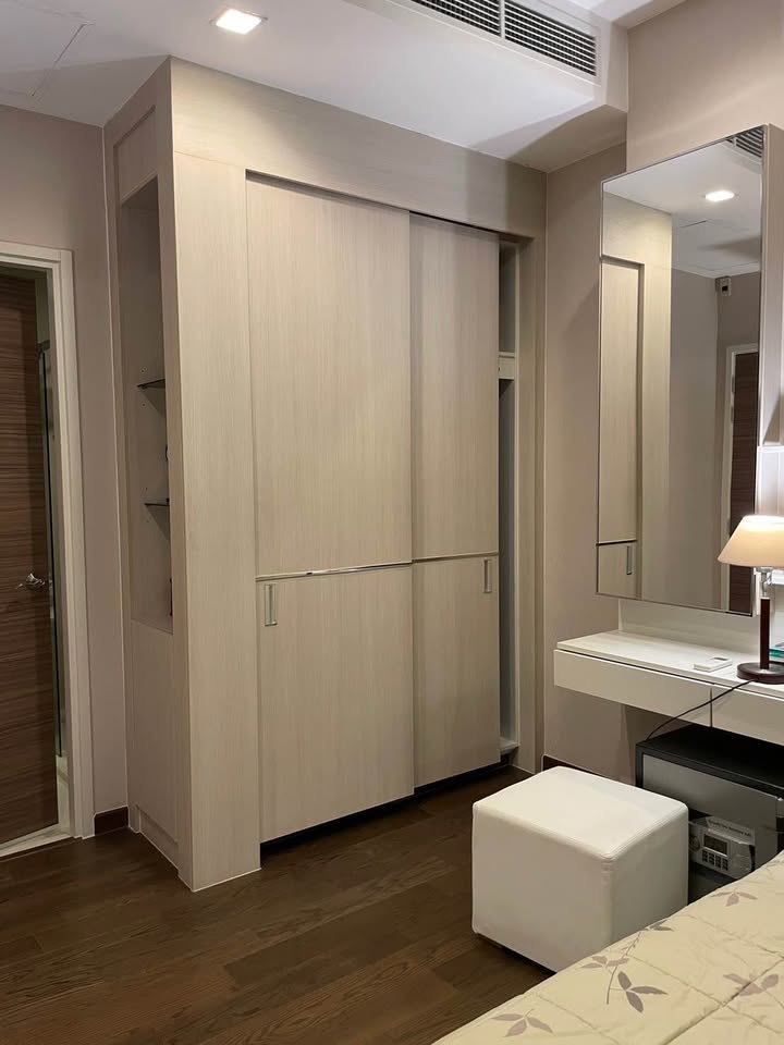 1-bed 1-bath 45 sqm condo on 35th floor at Q Asoke. Prime location near MRT. Tenanted until Apr 2026. For sale at 8MB. High-rise, fully furnished unit.
