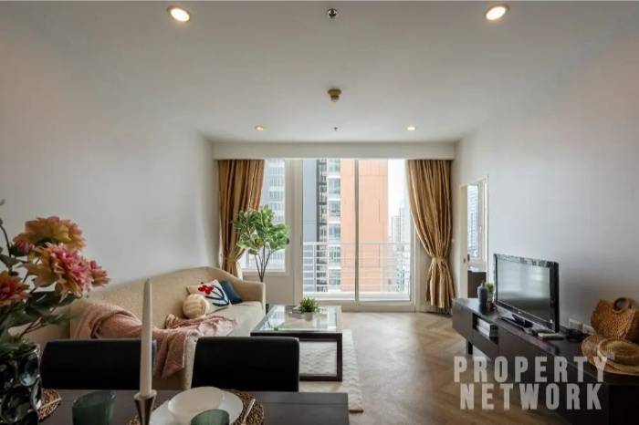 Spacious 1-bed, 1-bath 61 sqm unit on 14th floor at Siri Residence. Features 2 balconies and closed kitchen. For sale at ฿10.5M. Contact us for a viewing today!
