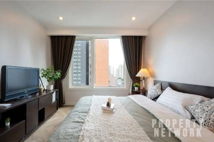 Spacious 1-bed, 1-bath 61 sqm unit on 14th floor at Siri Residence. Features 2 balconies and closed kitchen. For sale at ฿10.5M. Contact us for a viewing today!