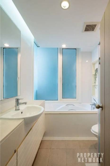 Spacious 1-bed, 1-bath 61 sqm unit on 14th floor at Siri Residence. Features 2 balconies and closed kitchen. For sale at ฿10.5M. Contact us for a viewing today!