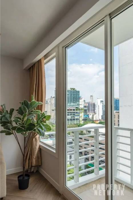 Spacious 1-bed, 1-bath 61 sqm unit on 14th floor at Siri Residence. Features 2 balconies and closed kitchen. For sale at ฿10.5M. Contact us for a viewing today!