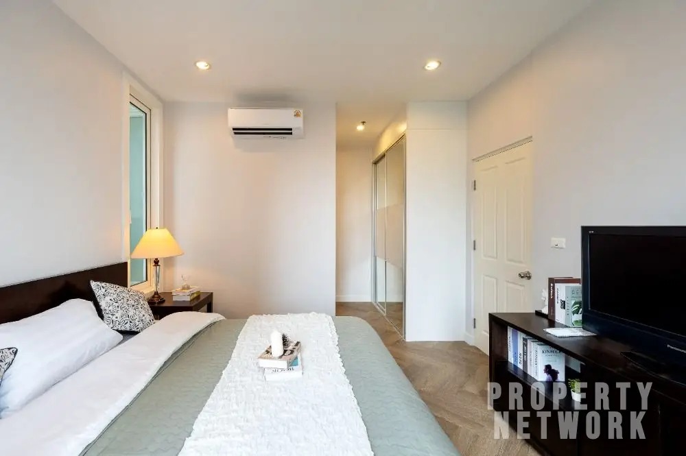 Luxury 1-bedroom condo in Siri Residence, 61 sqm, 14th floor, 2 balconies, 200m from Phrom Phong BTS. For sale at 10.5M THB. Prime location!